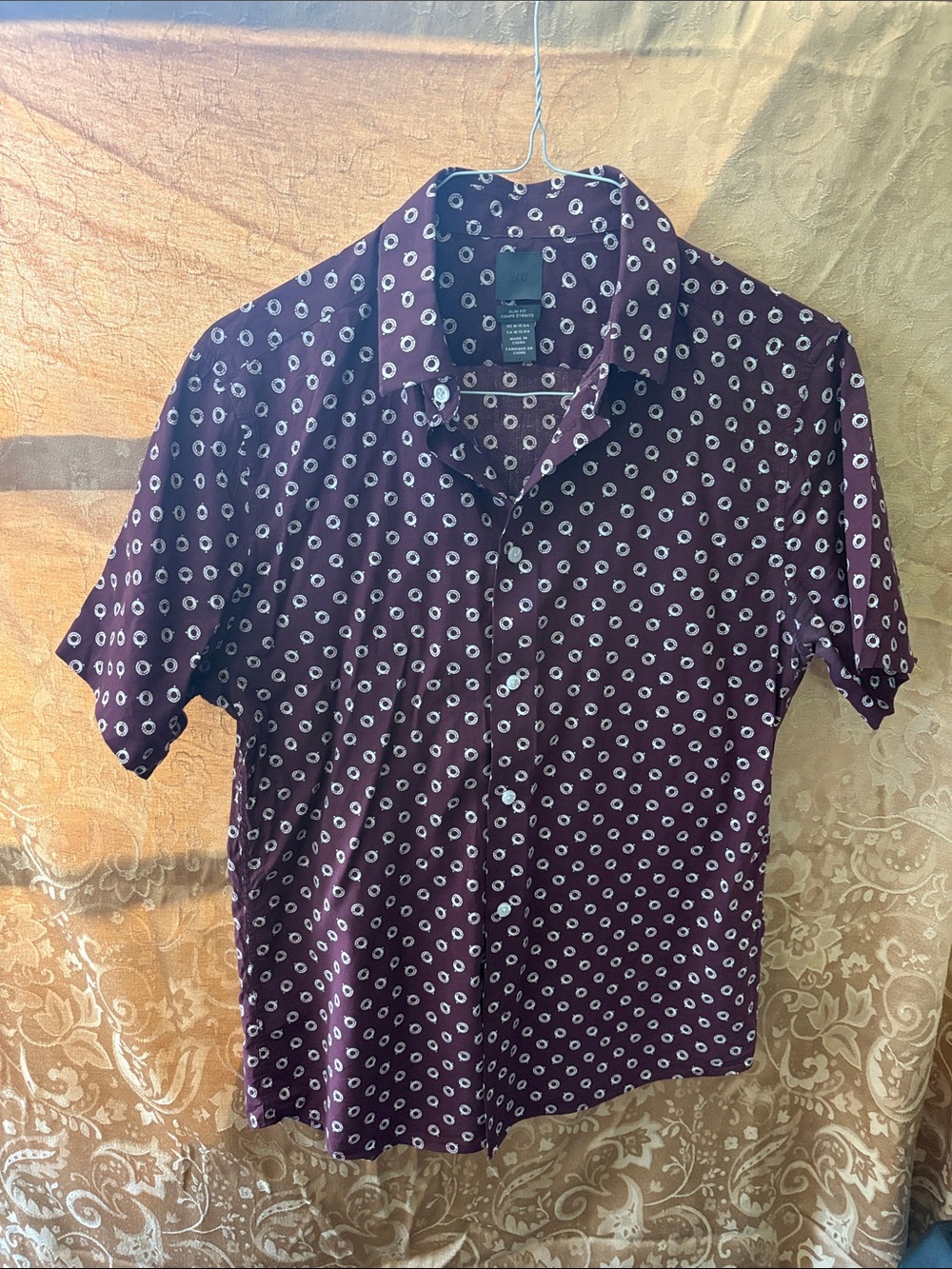 H&M Men's Short-Sleeve Button-Down Shirt - Deep Maroon with White Dot Print